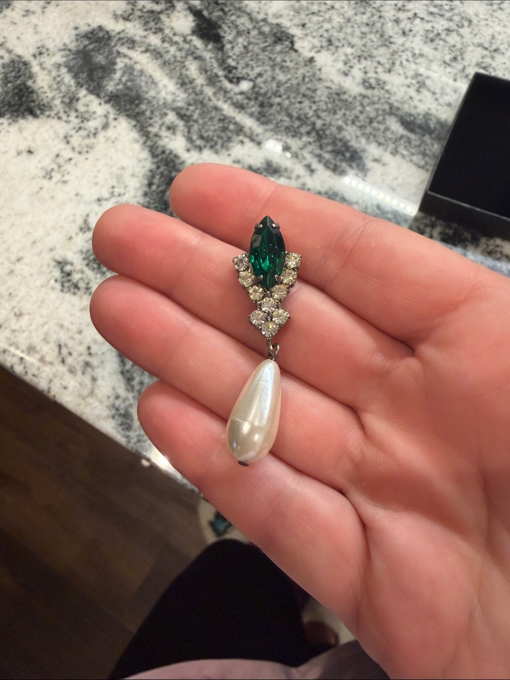 Emerald Teardrop Pearl Pendant Necklace - Green & White - Picture 3 of 3